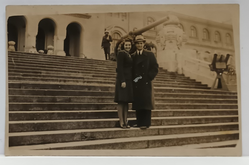 BUCURESTI , PARCUL CAROL I , CUPLU PE TREPTELE PALATULUI ARTELOR , SEDIUL MUZEULUI MILITAR NATIONAL , FOTOGRAFIE FORMAT CARTE POSTALA , 1943