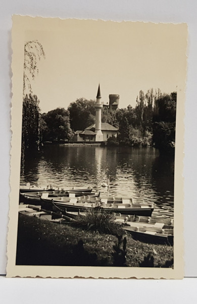 BUCURESTI , PARCUL CAROL I , LACUL , MOSCHEEA SI CETATEA LUI VLAD TEPES , FOTOGRAFIE MONOCROMA, PERIOADA INTERBELICA