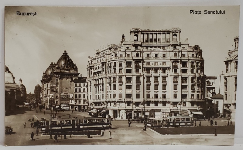 BUCURESTI , PIATA SENATULUI , CU DOUA TRAMVAIE IN PRIM PLAN , CARTE POSTALA , INTERBELICA