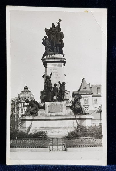 BUCURESTI  - STATUIA LUI ION C. BRATIANU , FOTOGRAFIE TIP CARTE POSTALA , MONOCROMA , NECIRCULATA , PERIOADA INTERBELICA