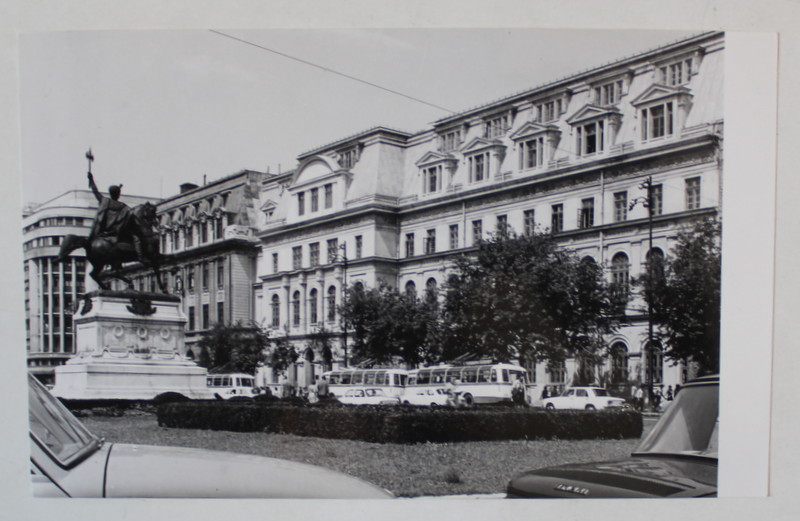 BUCURESTI , STATUIA LUI MIHAI VITEAZUL SI CLADIREA UNIVERSITATII , FOTOGRAFIE , ANII '70