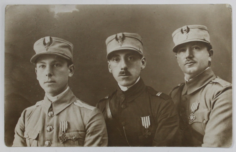 BUDAPESTA , 1919 , TREI OFITERI ROMANI ,CU DECORATII PE PIEPT  , FOTOGRAFIE IN STUDIO , TIP CARTE POSTALA , DATATA 29 AUGUST 1919