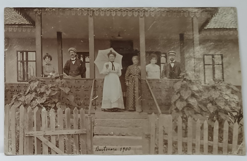 BUSTENARI , FAMILIE IN PRIDVORUL CASEI , FOTOGRAFIE TIP CARTE POSTALA , DATATA  1900