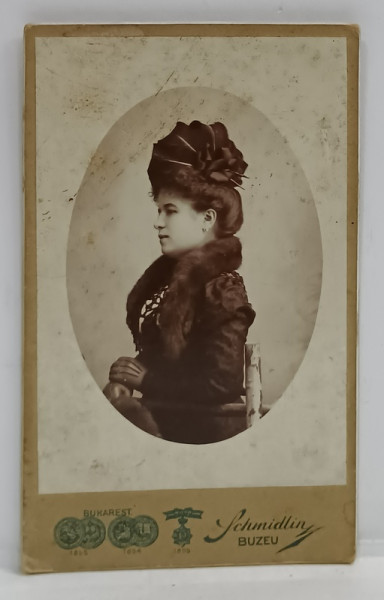 BUZAU , STUDIO ADOLPHE SCHMIDLIN , DOAMNA CU GULER DE BLANA , FOTOGRAFIE C.D.V. , SFARSIT DE SECOL XIX