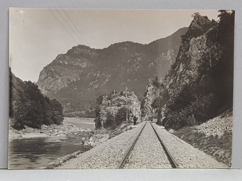 CALE FERATA SI RUINE PE MALUL OLTULUI , FOTOGRAFIE MONOCROMA, PE HARTIE CRETATA  , PERIOADA INTERBELICA