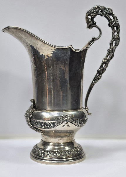 Carafa din argint decorata cu motivul vitei de vie, Italia, Secol XX