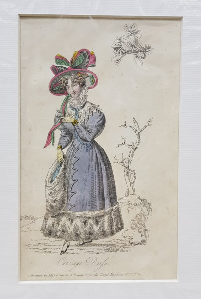 CARRIAGE DREFS , DOAMNA CU HAINA SI MANSON , PALARIE CU PANGLICI ROSII SI VERZI , GRAVURA PENTRU REVISTA DE MODA ' LADY'S MAGAZINE ' , 1828