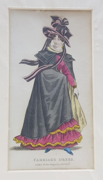 CARRIAGE DRESS , DOAMNA CU ROCHIE ROSIE SI PELERINA GRI , GRAVURA COLORATA MANUAL , PENTRU REVISTA DE MODA , DATATA 1828