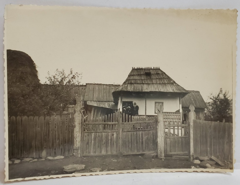 CASA CU ACOPERIS DIN SINDRILA DIN BARSESTI , FOTOGRAFIE , INTERBELICA