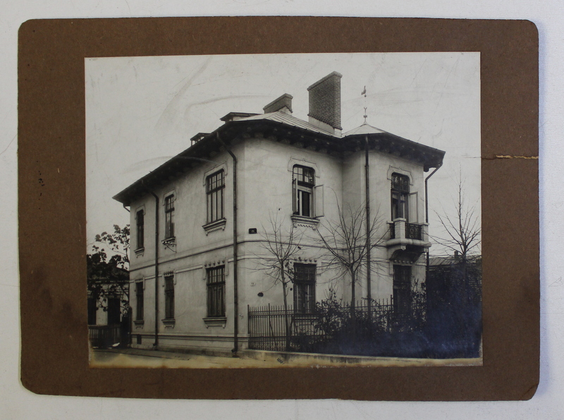 CASA CU ETAJ , FOTOGRAFIE PE HARTIE LUCIOASA , AUTOR NECUNOSCUT ,  DATATA  PE VERSO , 1907