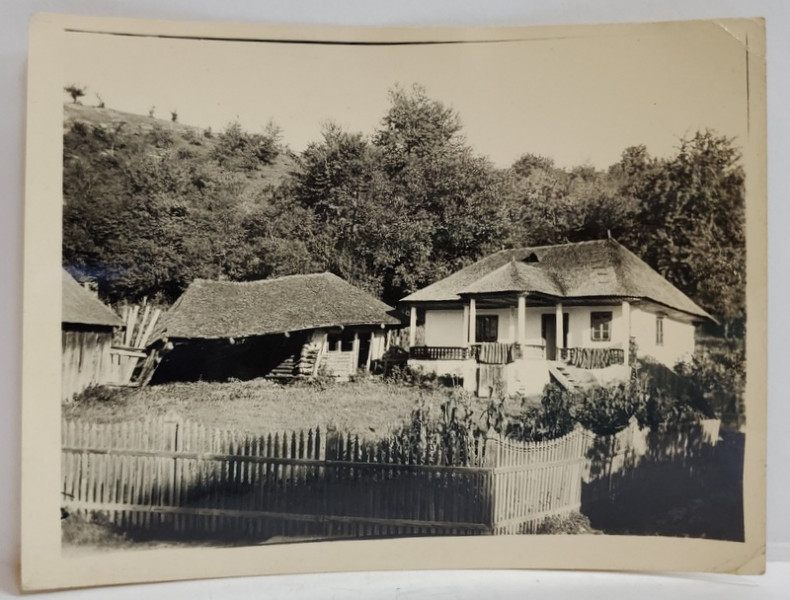 CASA CU PRIDVOR , CU SURA , ACOPERITA CU SINDRILA , FOTOGRAFIE , INTERBELICA