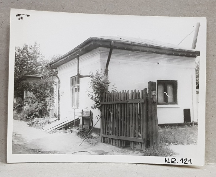 CASA DEMOLATA , STR, SEBASTIAN NR. 121 , VEDERE CU FATADA LATERALA , BUCURESTI, FOTOGRAFIE MONOCROMA, PE HARTIE LUCIOASA , ANII '70  - '80