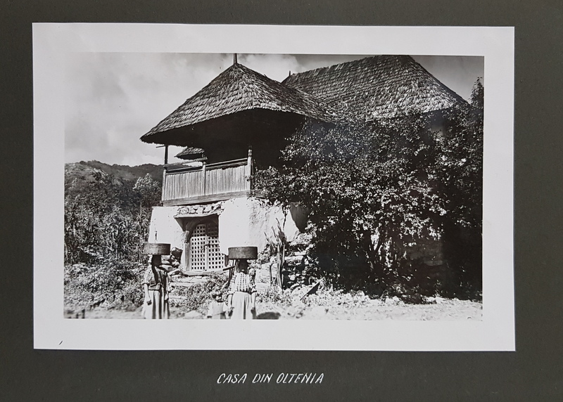 CASA DIN OLTENIA , FOTOGRAFIE MONOCROMA , PE HARTIE LUCIOASA , PRINSA PE CARTON , PERIOADA INTERBELICA