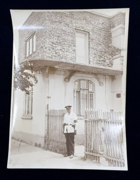 CASA IN STRADA INGINER VASILE CRISTESCU , BUCURESTI , PAZITA DE UN POLITIST , FOTOGRAFIE DE IOSIF BERMAN , PERIOADA INTERBELICA