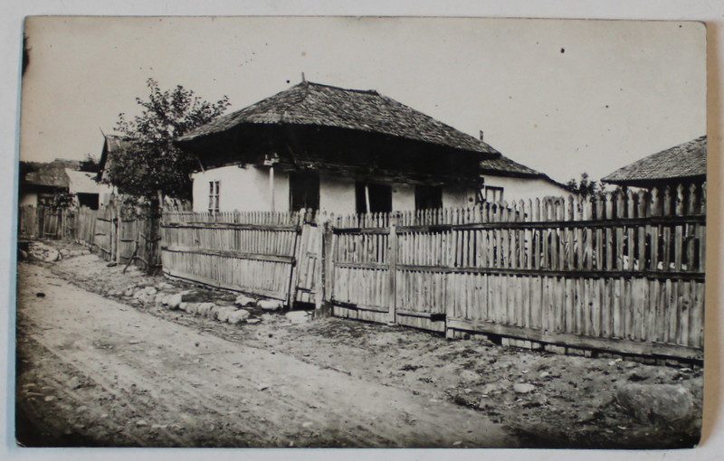 CASA TIP DE PODGORIE CU COSAR DIN DALHAUTI , VRANCEA , FOTOGRAFIE TIP CARTE POSTALA , INTERBELICA
