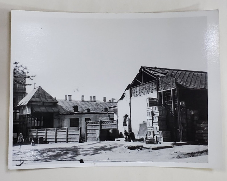 CASE SI DEPOZIT PE O STRADA LATURALNICA DIN BUCURESTI , FOTOGRAFIE , ANII '60 - ' 70