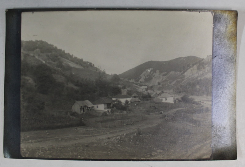 CASE TARANESTI SI BISERICA , SAT PRINTRE DEALURI , ROMANIA , FOTOGRAFIE TIP CARTE POSTALA , INTERBELICA