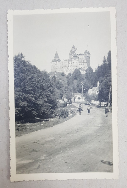 CASTELUL BRAN SI CLADIREA VAMII , VEDERE EXTERIOARA , FOTOGRAFIE TIP CARTE POSTALA , MONOCROMA, NECIRCULATA , DATATA 1934