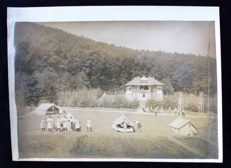 CERCETASI IN TABARA AIUD , MONTAND CORTURILE , FOTOGRAFIE DE IOSIF BERMAN , MONOCROMA, PERIOADA INTERBELICA