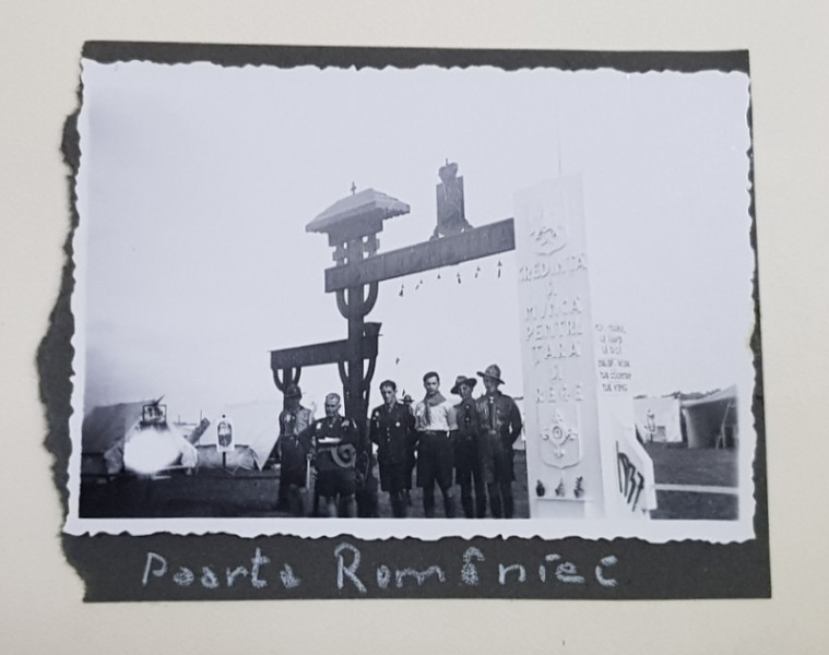 CERCETASI IN UNIFORMA LANGA ' POARTA ROMANIEI ' , LA INTRAREA UNEI TABERE , FOTOGRAFIE , INTERBELICA