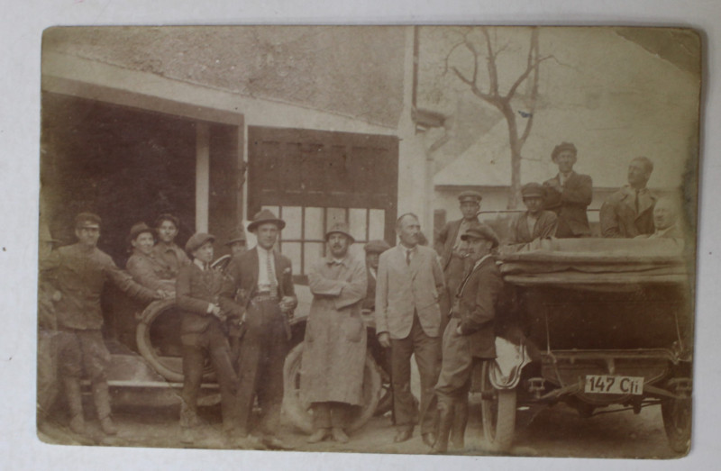 CERNAUTI , FOTOGRAFIE DE GRUP CU INTRARE LA GARAJ LANGA UN AUTOMOBIL DE EPOCA , NR. 174 Cti , FOTOGRAFIE TIP CARTE POSTALA , CCA. 1900