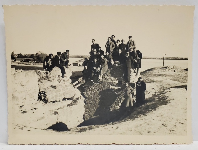 CHILIA NOUA , FOTOGRAFIE DE GRUP PE RUINE LANGA DUNARE , PERIOADA  INTERBELICA
