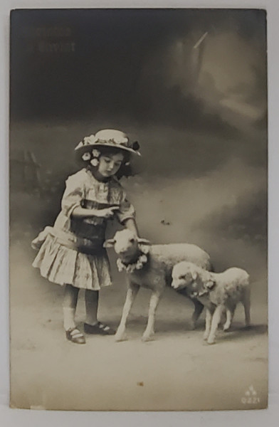 CHRISTOS A INVIAT ! FETITA CU DOI MIEI , FOTOGRAFIE TIP CARTE POSTALA , 1915