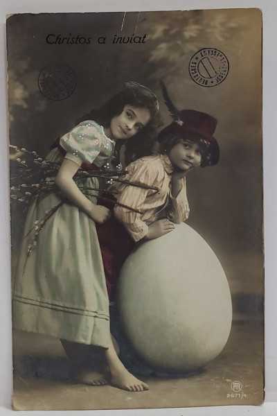 CHRISTOS A INVIAT , FOTOGRAFIE COLORIZATA , DOI COPII CU OU GIGANTIC IN STUDIO , INTERBELICA