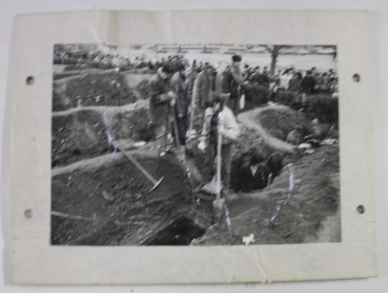 CIMITIRUL  ' EROII REVOLUTIEI ' , SAPAREA GROPILOR , FOTOGRAFIE , 1990