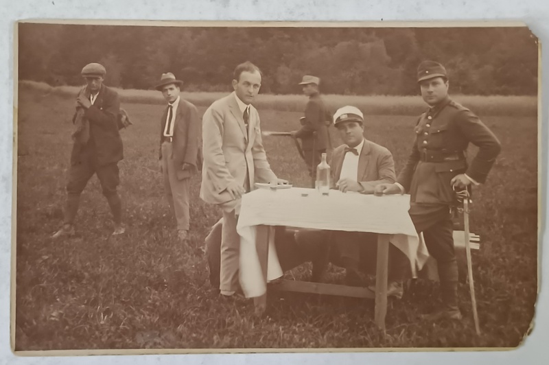 CIVILI SI MILITARI , LA MASA , LANGA PADURE , CARTE POSTALA , INCEPUTUL SEC. XX