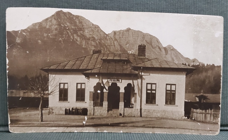 CLADIREA PRIMARIEI INTR- O LOCALITATE APROAPE DE MUNTE , ROMANIA , FOTOGRAFIE TIP CARTE POSTALA , INTERBELICA