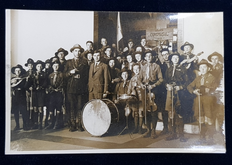 COHORTA CEREMUSUL DIN VIJNITA  - BUCOVINA , IN VIZITA LA SEDIUL UNUI ZIAR , FOTOGRAFIE MONOCROMA, PE HARTIE LUCIOASA , FOTOGRAF DE IOSIF BERMAN , PERIOADA INTERBELICA