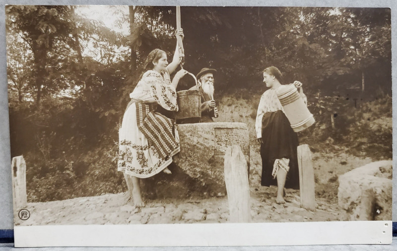 COLECTIA A. BELLU , FEMEI SI BARBAT IN COSTUME POPULARE , LA FANTANA , FOTOGRAFIE TIP CARTE POSTALA , INTERBELICA
