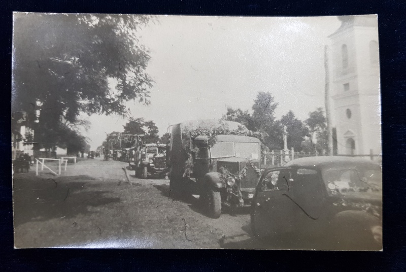 COLOANA DE CAMIOANE SI AUTOMOBILE ACOPERITE CU FLORI , LA PARADA , FOTOGRAFIE TIP CARTE POSTALA , ANII '40