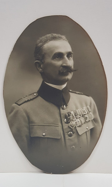 COLONEL ROMAN IN UNIFORMA  CU DECORATII IN PIEPT , FOTOGRAFIE MONOCROMA, DE FORMA OVALA , PE HARTIE MATA , LIPIAT PE CARON , INCEPUTUL SECOLULUI XX