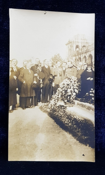 COLONELUL CROSSFIELD IMPREUNA CU UN GRUP DE OFITERI ROMANI , DUPA DEPUNEREA UNEI COROANE LA MONUMENTUL EROULUI NECUNOSCUT DIN PARCUL CAROL , FOTOGRAFIE MONOCROMA , PERIOADA INTERBELICA