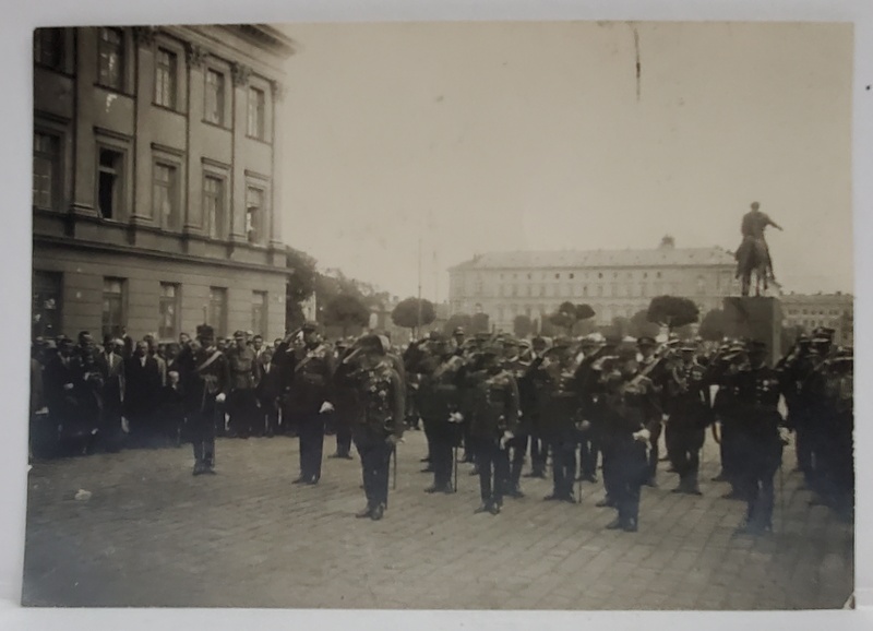 COLONELUL ION ANTONESCU  IN FATA UNUI GRUP DE OFITERI DAND ONORUL , FOTOGRAFIE , VARSOVIA , PERIOADA 1920-1930
