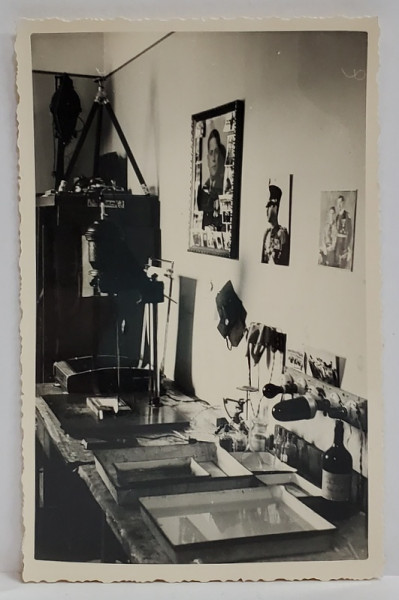 COLT DE ATELIER FOTO ROMANIA  , PERIOADA INTERBELICA , PE PERETE SUNT EXPUSE FOTOGRAFII CU REGELE CAROL II SI PRINCIPELE MIHAI  , FORMAT  CARTE POSTALA , INTERBELICA