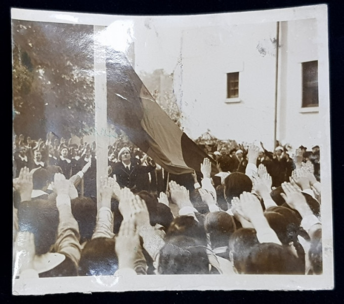 COMEMORARE , COBORAREA PAVILIONULUI INDOLIAT , FOTOGRAFIE DE GRUP CU ELEVI SI ELEVE IN UNIFORME DE CERCETAS , FOTOGRAFIE DE IOSIF BERMAN , PERIOADA INTERBELICA , PREZINTA MICI PETE *