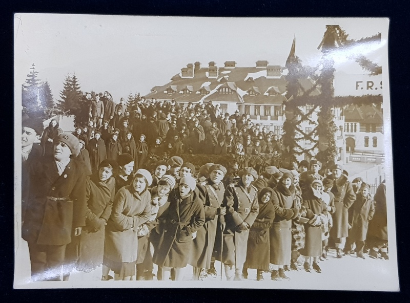 CONCURS  DE SCHI LA PREDEAL, MULTIMEA ADUNATA LA PUNCTUL DE SOSIRE , FOTOGRAFIE DE IOSIF BERMAN , MONOCROMA, PERIOADA INTERBELICA