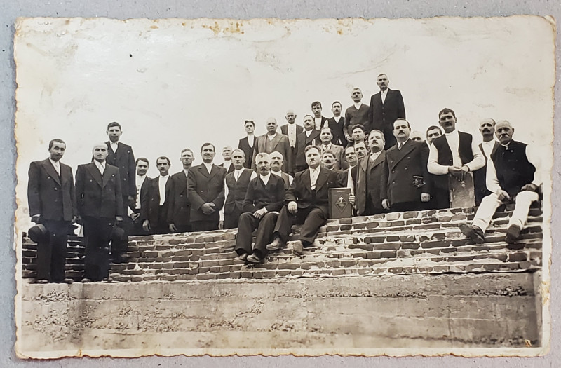 CONDUCEREA SI GOSPODARII COMUNEI MANASTIOARA , FOTOGRAFIE DE GRUP PE FUNDATIA BISERICII , INTERBELICA