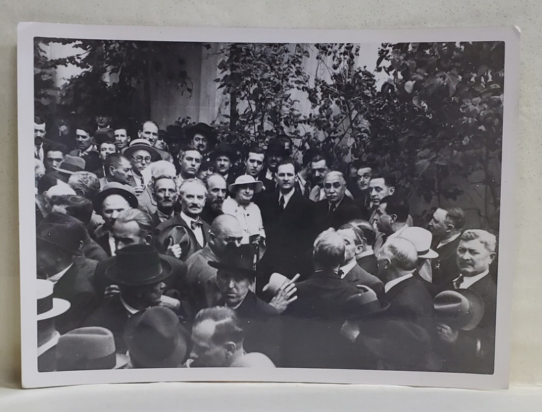 CONSTANTIN I. ANGELESCU , FOST PRIM - MINISTRU , FOTOGRAFIE DE GRUP , IN EXTEROR , ANII '30