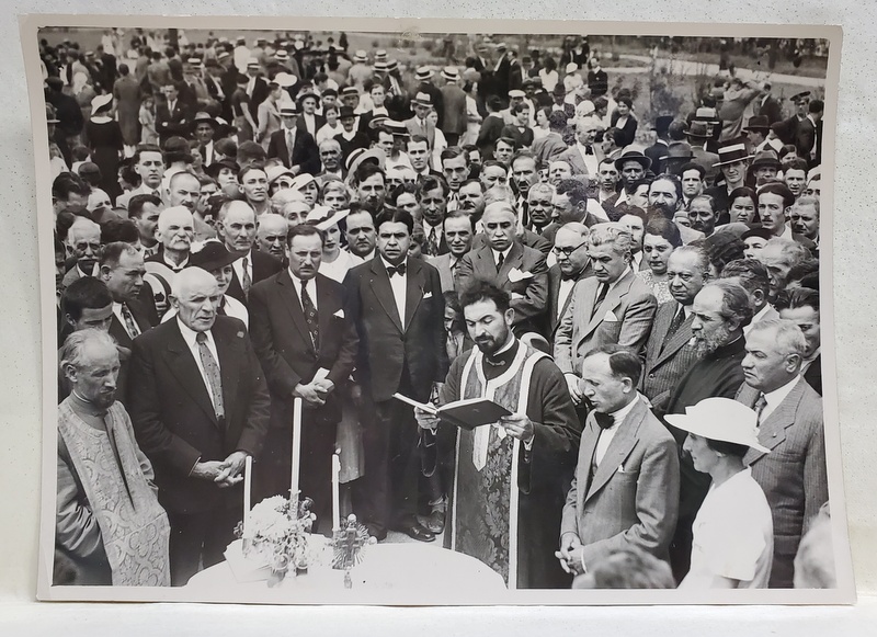 CONSTANTIN I. ANGELESCU , FOST PRIM - MINISTRU , IMPREUNA  CU ALTE OFICIALITATI, ASCULTAND  EVANGHELIA  , FOTOGRAFIE , ANII  '30
