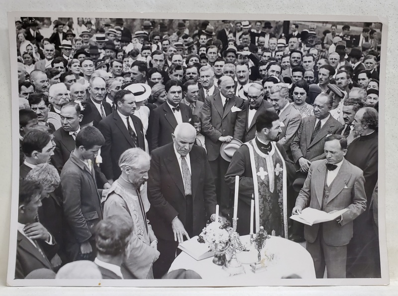 CONSTANTIN I. ANGELESCU , FOST PRIM - MINISTRU , LA O SLUBA DE SFINTIRE , FOTOGRAFIE , ANII '30