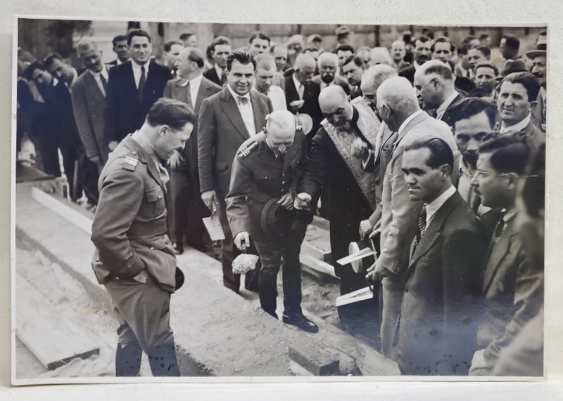CONSTANTIN I. ANGELESCU , FOST - PRIM -  MINISTRU , LA PUNEREA PIETREI DE TEMELIE A UNEI CLADIRI , FOTOGRAFIE , ANII '30