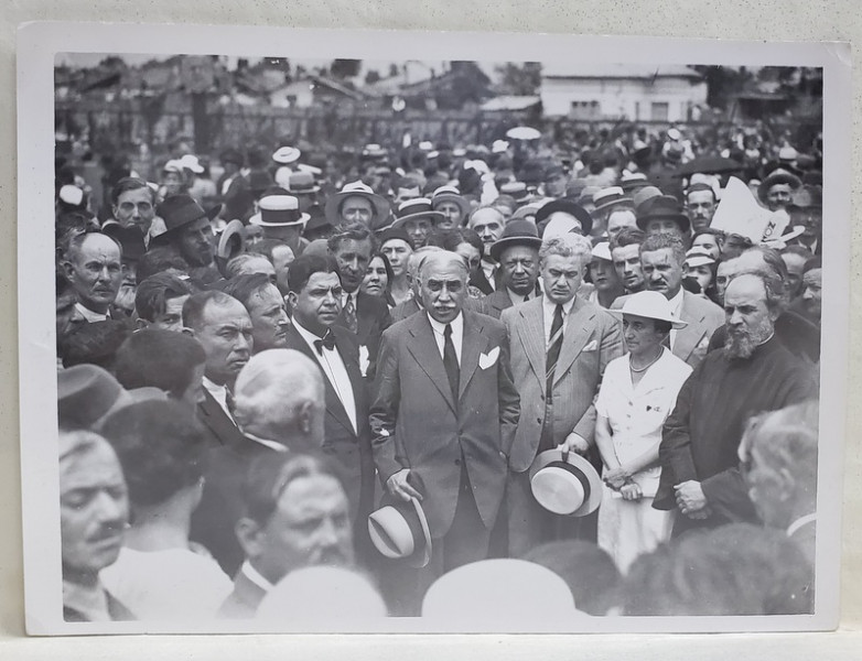 CONSTANTIN I. ANGELESCU , FOST PRIM - MINISTRU , TINAND O CUVANTARE IN PUBLIC , FOTOGRAFIE , ANII '30