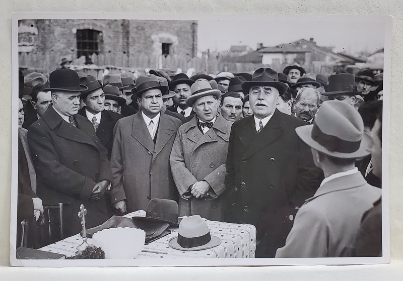 CONSTANTIN I. ANGELESCU , FOST PRIM - MINISTRU , VORBIND LA O ADUNARE OFICIALA , FOTOGRAFIE IN EXTERIOR , ANII '30