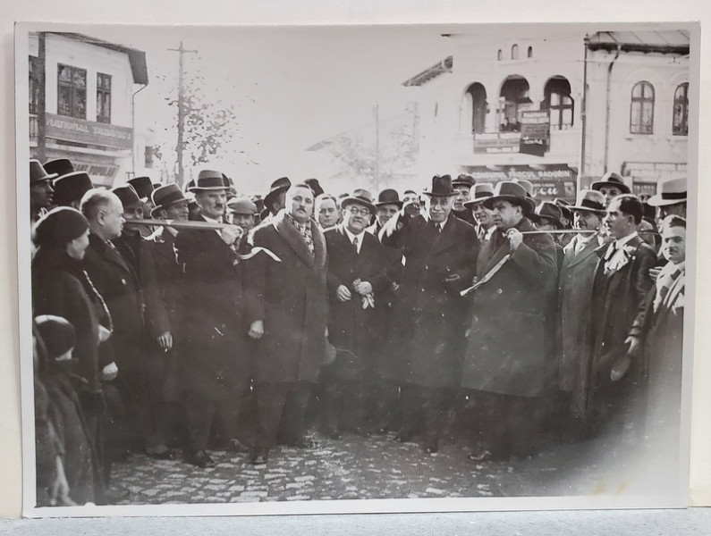 CONSTANTIN I. ANGELESCU , PRIM MINISTRU AL ROMANIEI , DUPA TAIEREA PANGLICII LA UN EVENIMENT OFICIAL ,  ANII  '30