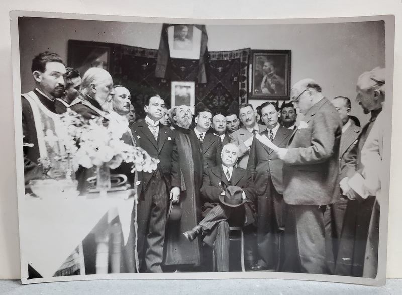 CONSTANTIN I. ANGELESCU , PRIM MINISTRU AL ROMANIEI , FOTOGRAFIE DE GRUP IN INTERIOR ,  CU OFICIALITATI SI PREOTI ,  ANII  '30