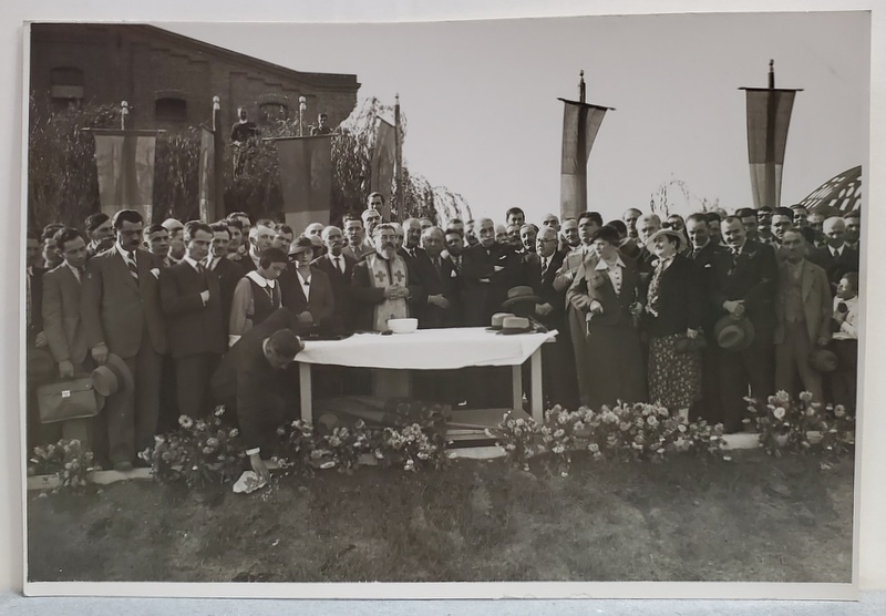 CONSTANTIN I. ANGELESCU , PRIM MINISTRU AL ROMANIEI , LA O ADUNARE FESTIVA IN CURTEA UNEI FABRICI  ,   ANII  '30